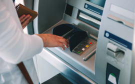 Банки начинают отменять лимит для сторонних карт в своих банкоматах