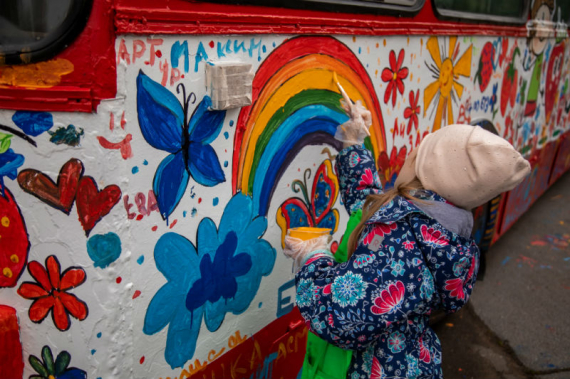 500 детей раскрасили омские троллейбусы