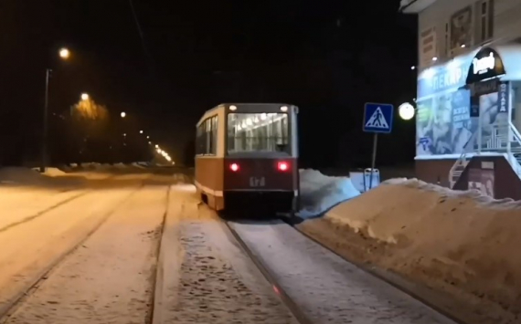 Поздним вечером в Омске трамвай примерз к рельсам на маршруте